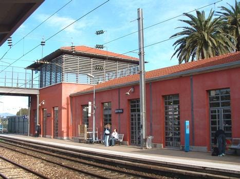 Street near the Antibes SNCF station: the practical, transit-friendly side of town.